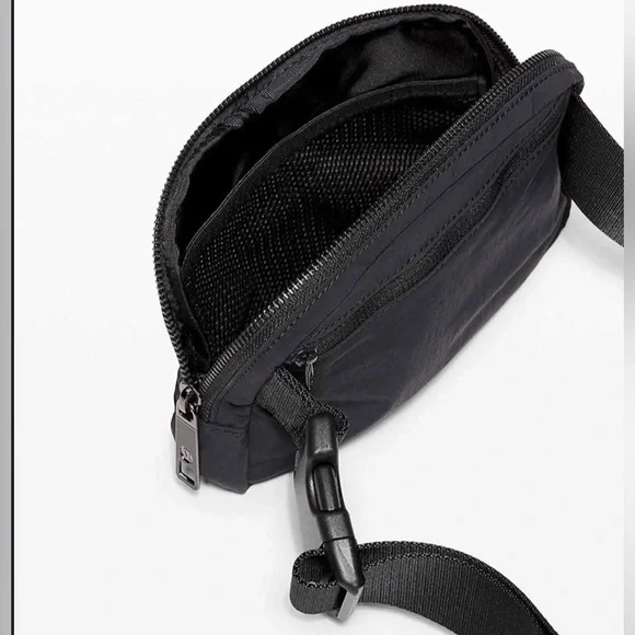 🖤NEW LULULEMON EVERYWHERE BAG 1L - Picture 4 of 6